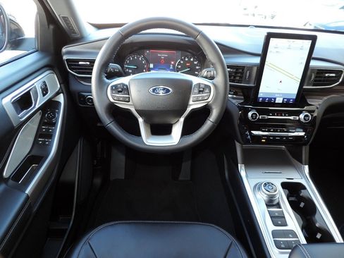 Used 2023 Ford Explorer Limited w/ Limited Technology Package image 19