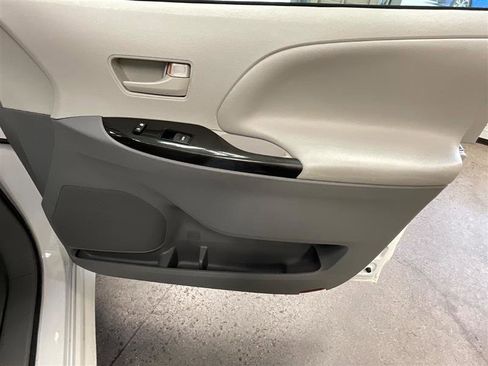 Used 2012 Toyota Sienna LE image 16