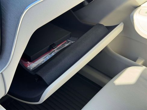 Used 2023 Volvo XC60 B5 Plus image 31