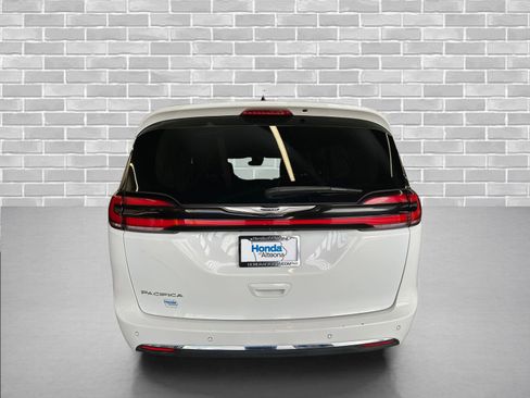 Used 2023 Chrysler Pacifica Touring-L image 4