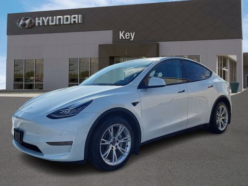 Used 2022 Tesla Model Y Long Range image 7