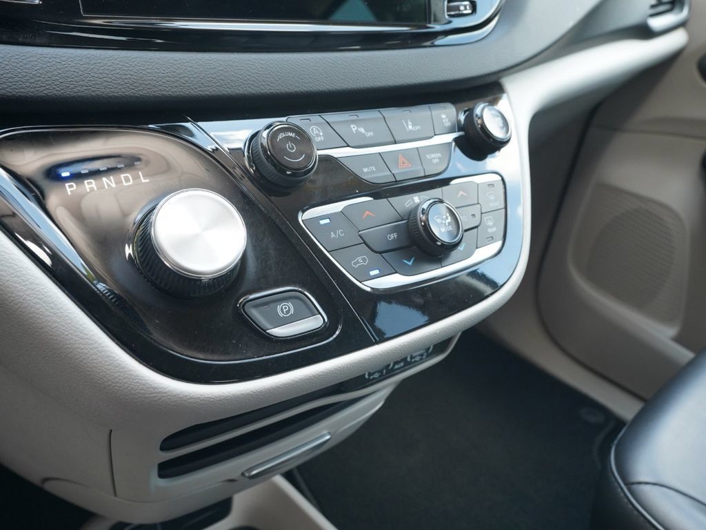 Used 2023 Chrysler Pacifica Touring-L FWD image 14