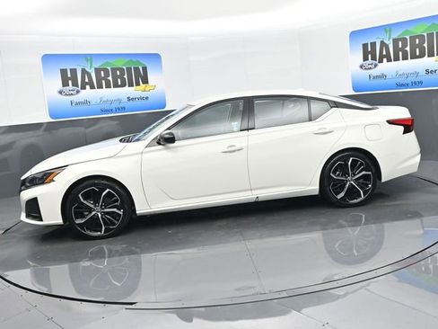 Used 2025 Nissan Altima 2.5 SR image 2