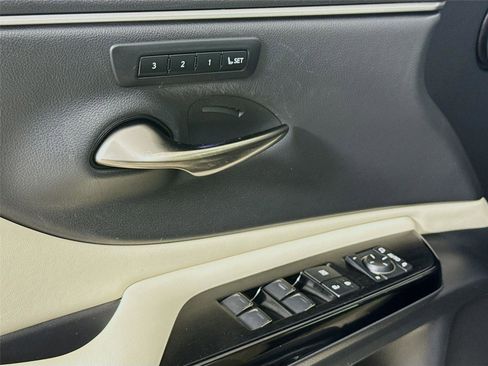 Used 2024 Lexus ES 350 w/ Premium Package image 17