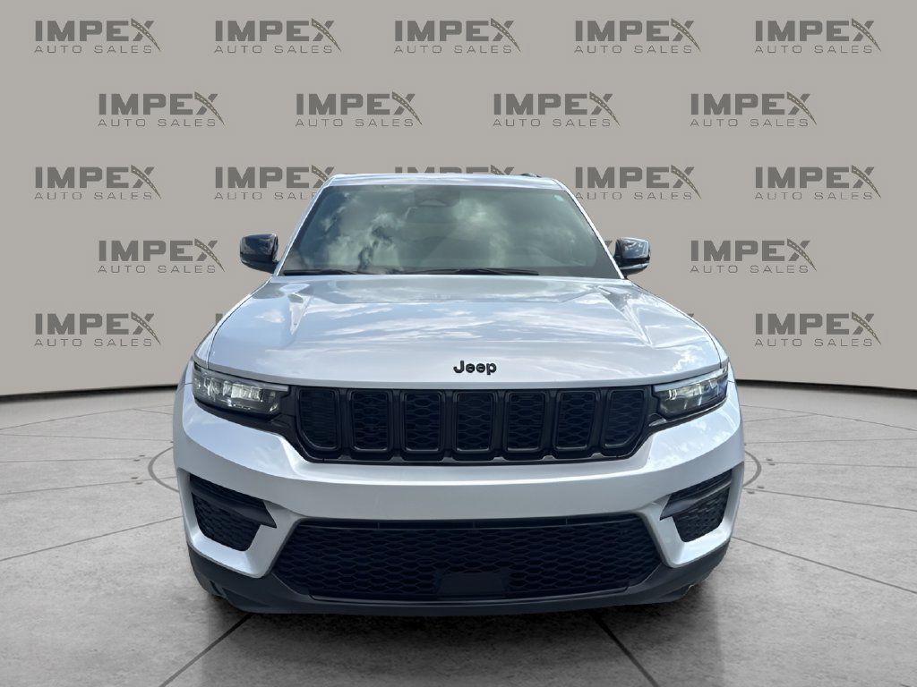 Used 2024 Jeep Grand Cherokee Altitude AWD/4WD image 8