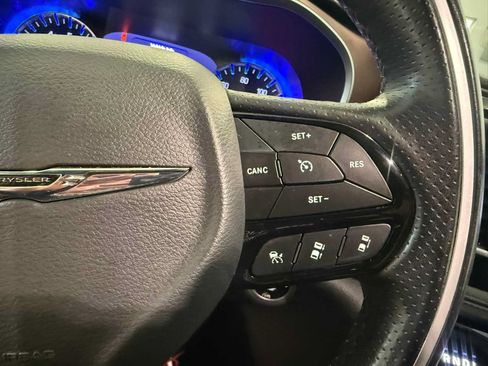 Used 2020 Chrysler Pacifica Limited FWD image 29