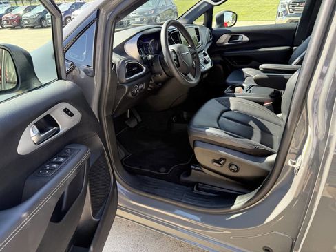 Used 2023 Chrysler Pacifica Touring-L w/ S Appearance Package AWD/4WD image 5