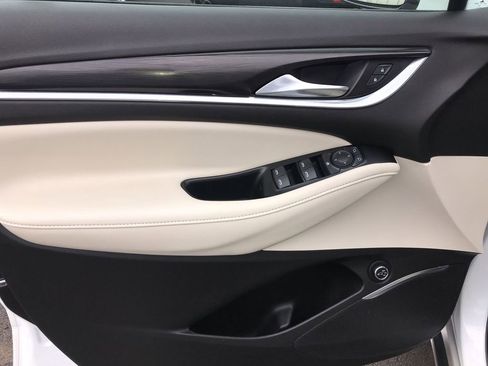 Used 2022 Buick Enclave Essence image 13