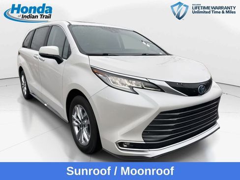 Used 2025 Toyota Sienna Limited image 3