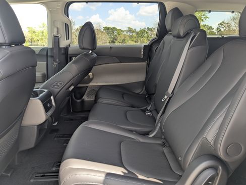 New 2026 Kia Carnival EX FWD image 20