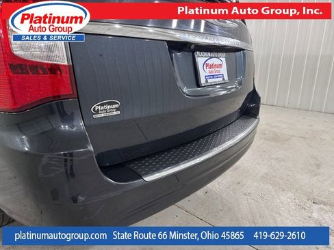 Used 2013 Chrysler Town & Country Touring image 43