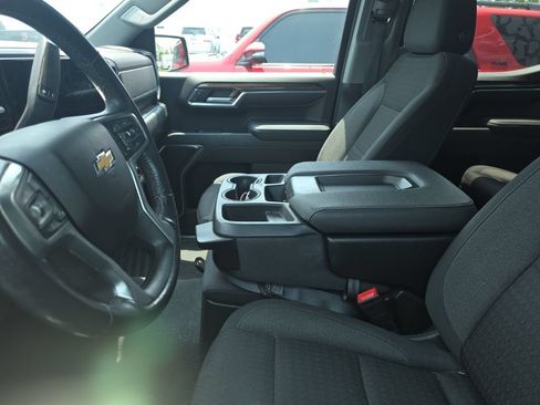 Used 2022 Chevrolet Silverado 1500 LT AWD/4WD image 7