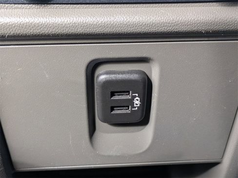 Used 2021 Chevrolet Traverse LT image 17