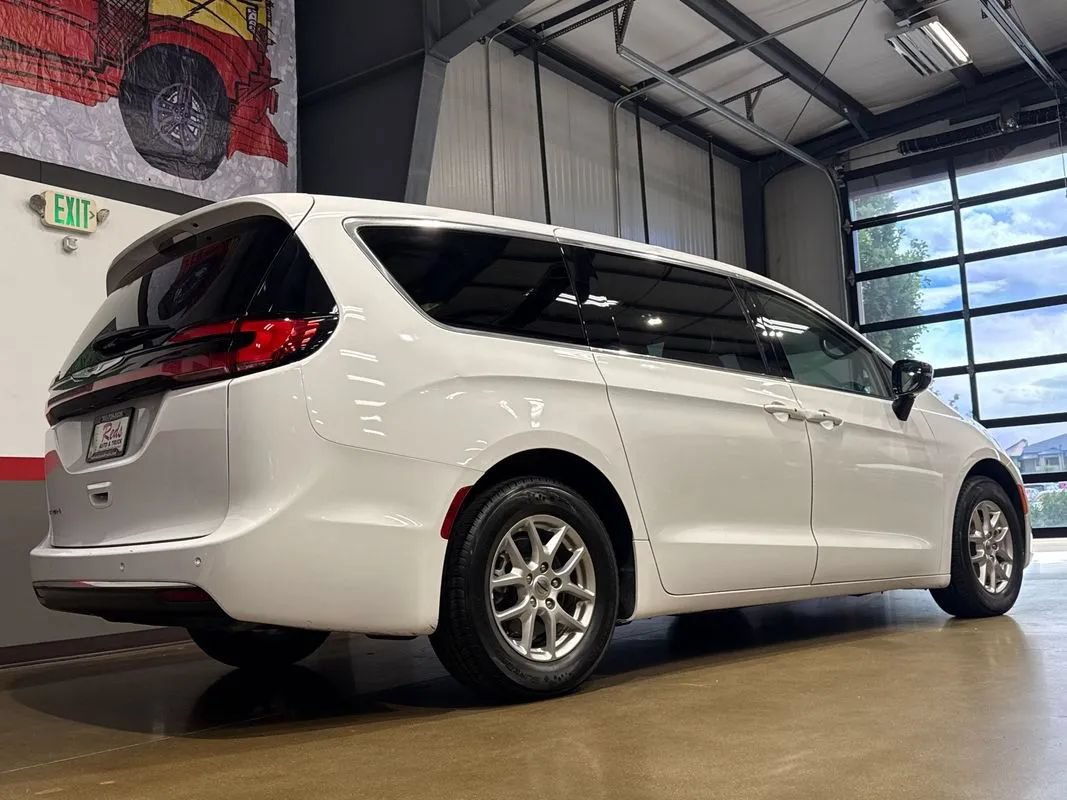 Used 2024 Chrysler Pacifica Touring-L FWD image 62