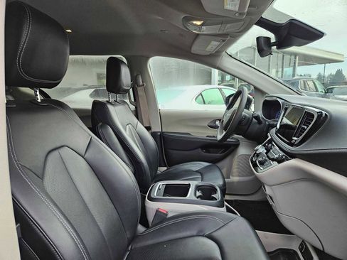 Used 2024 Chrysler Pacifica Select image 6