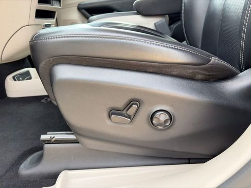 Used 2023 Chrysler Pacifica Touring-L image 13