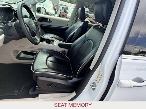 Certified 2023 Chrysler Pacifica Limited FWD image 16