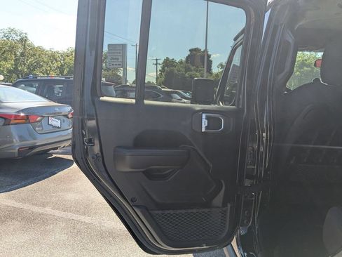 Used 2021 Jeep Gladiator Rubicon w/ Cold Weather Group AWD/4WD image 24