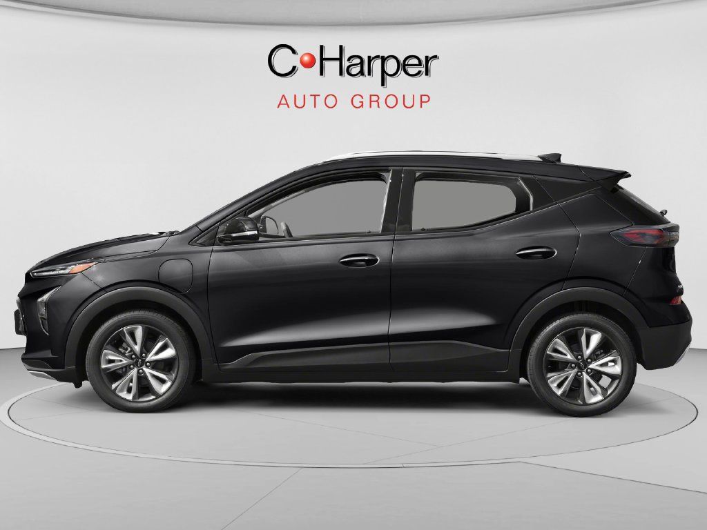 Used 2023 Chevrolet Bolt EUV LT w/ Comfort Package FWD image 3