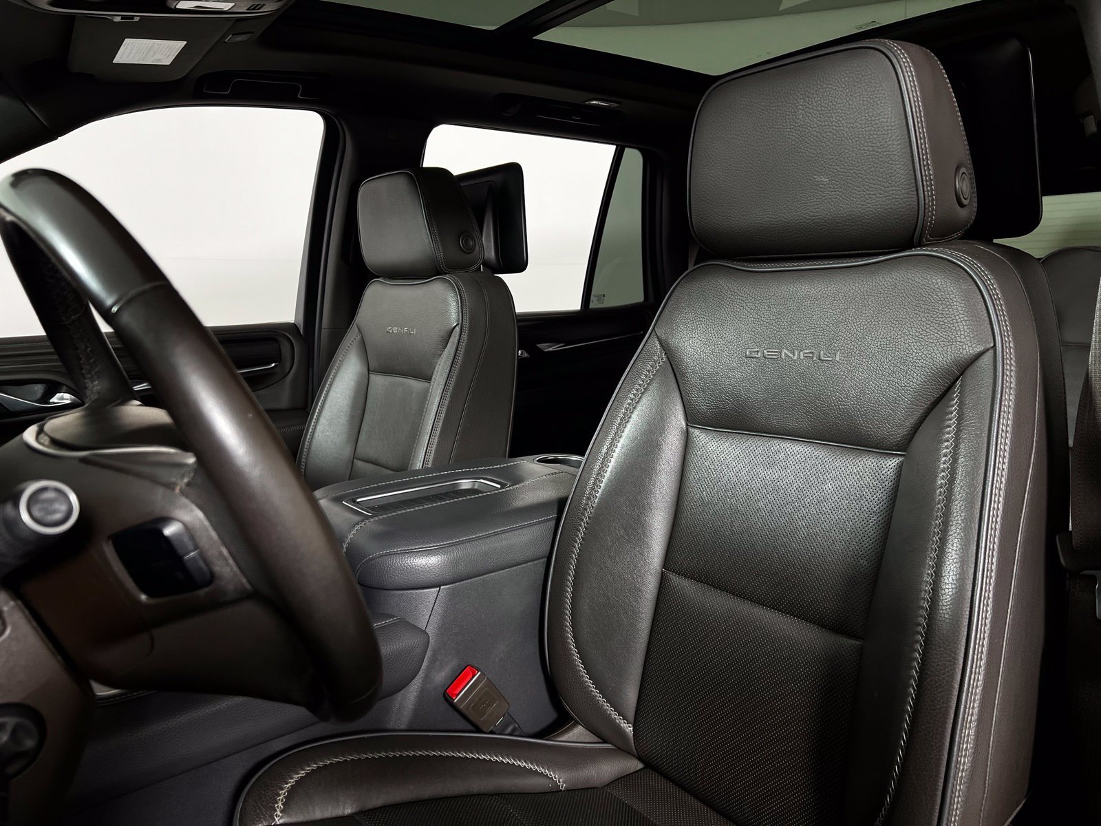 Used 2021 GMC Yukon Denali w/ Denali Premium Package AWD/4WD image 13