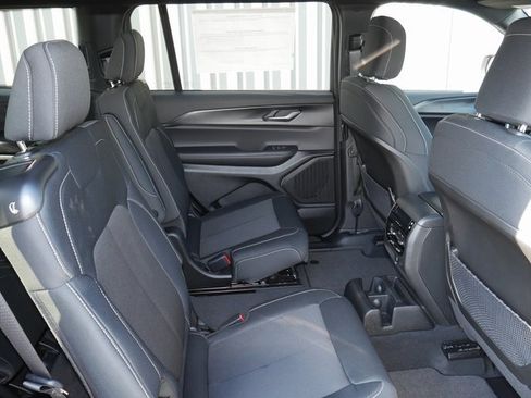 New 2025 Jeep Grand Cherokee L Laredo w/ Luxury Tech Group I image 24