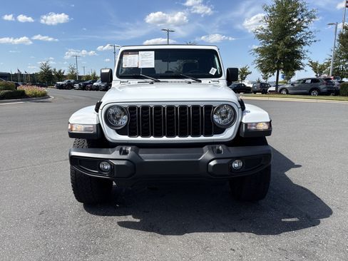 Used 2025 Jeep Gladiator Sport AWD/4WD image 3