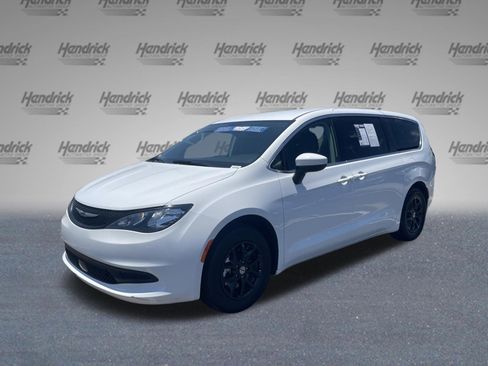 Used 2023 Chrysler Voyager LX FWD image 4