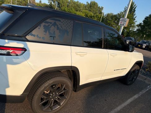 Used 2025 Jeep Grand Cherokee Limited AWD/4WD image 3