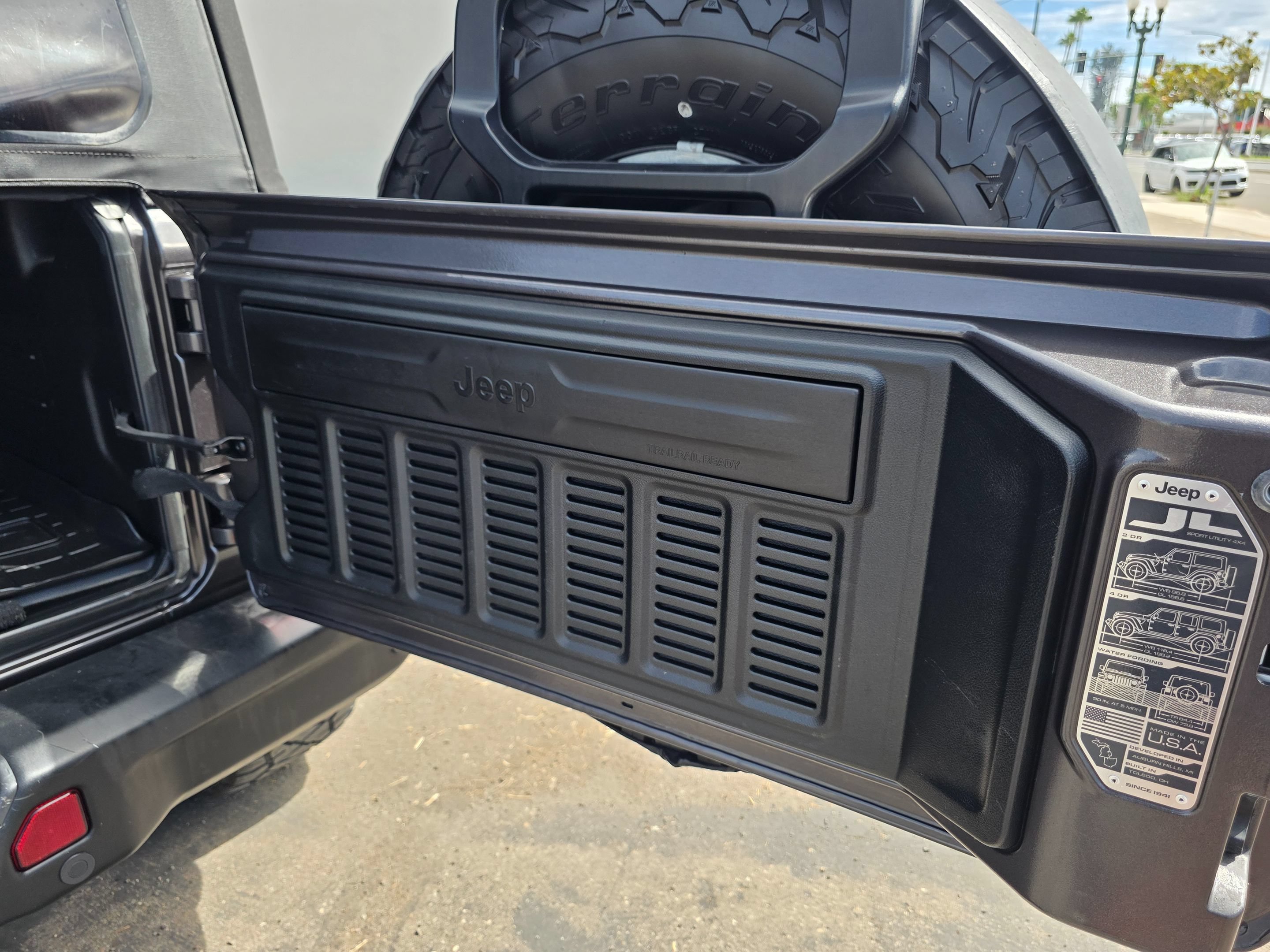 Used 2018 Jeep Wrangler Unlimited Rubicon w/ Dual Top Group AWD/4WD image 17