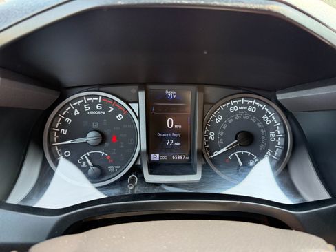 Used 2022 Toyota Tacoma TRD Sport AWD/4WD image 28