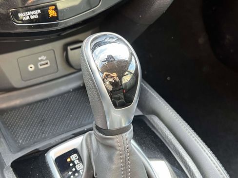 Used 2018 Nissan Rogue SL w/ Premium Package image 29