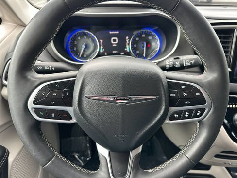Used 2024 Chrysler Pacifica Touring-L FWD image 23
