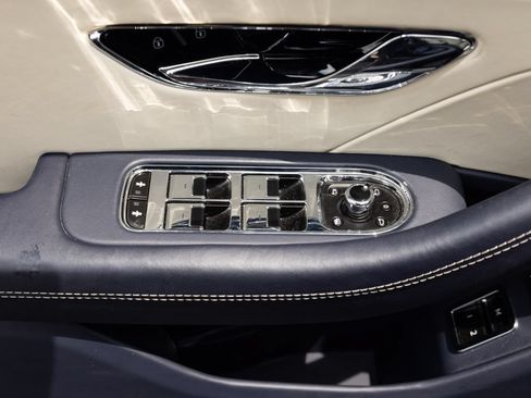 Used 2024 Bentley Flying Spur V8 AWD/4WD image 25