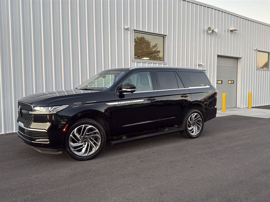 Used 2025 Lincoln Navigator Reserve AWD/4WD image 8
