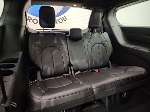New 2026 Chrysler Pacifica Select image 36