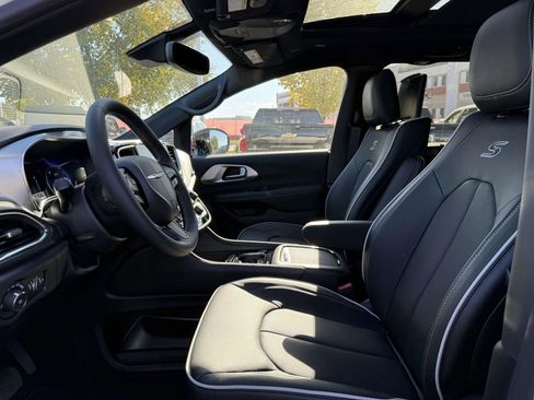 New 2026 Chrysler Pacifica Limited w/ Uconnect Theater Family Group FWD image 15