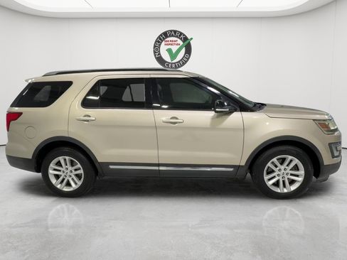 Used 2017 Ford Explorer XLT w/ Equipment Group 201A FWD image 12