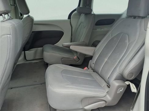 Used 2017 Chrysler Pacifica Touring w/ Tire & Wheel Group FWD image 22