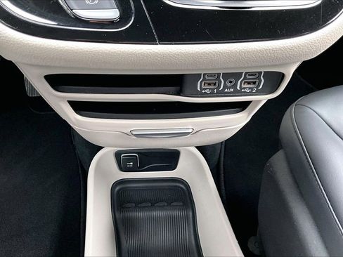 Certified 2024 Chrysler Pacifica Select image 17