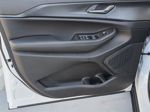 New 2025 Jeep Grand Cherokee Altitude image 31