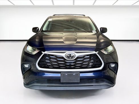 Used 2022 Toyota Highlander LE FWD image 2