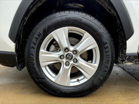 Used 2021 Toyota RAV4 XLE FWD image 11