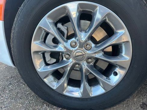 Used 2023 Chrysler Pacifica Touring-L AWD/4WD image 9