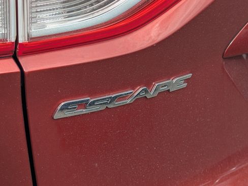 Used 2015 Ford Escape SE w/ Equipment Group 201A image 11