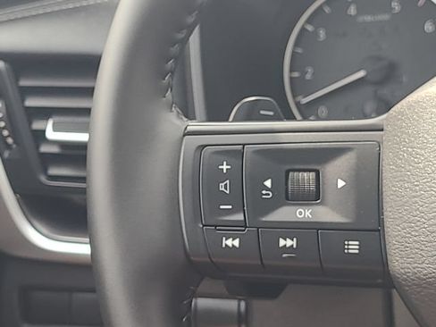 Used 2025 Nissan Rogue SV AWD/4WD image 18
