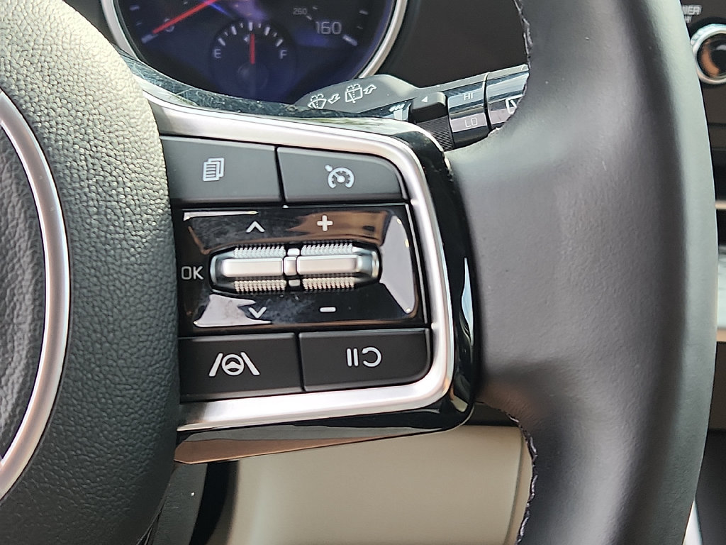 Used 2024 Kia Carnival LX FWD image 21