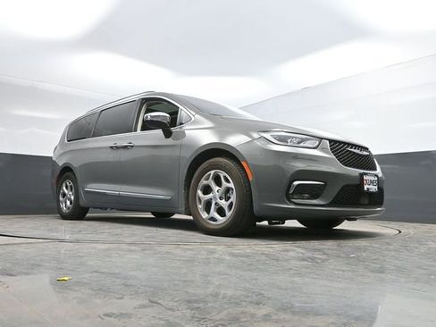 Used 2023 Chrysler Pacifica Limited FWD image 42