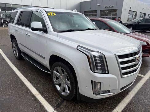 Used 2018 Cadillac Escalade Luxury image 3
