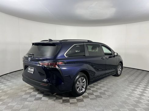 Used 2024 Toyota Sienna XLE image 6