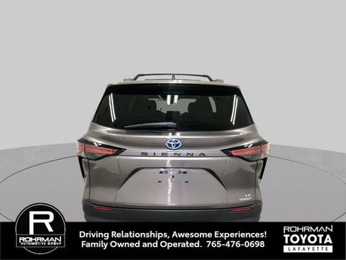 Used 2021 Toyota Sienna LE w/ LE Plus Package FWD image 5